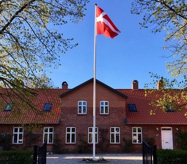 Præstegården med Dannebrog